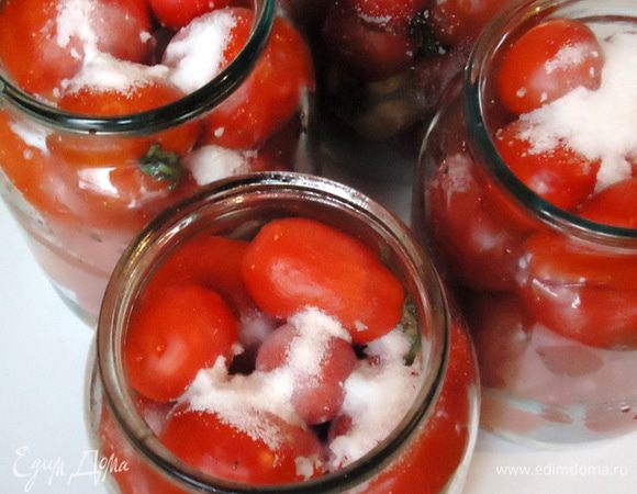 Сложить в подготовленные банки. Сверху, в каждую банку насыпать по 1 ч.л. соли с большой горкой.
