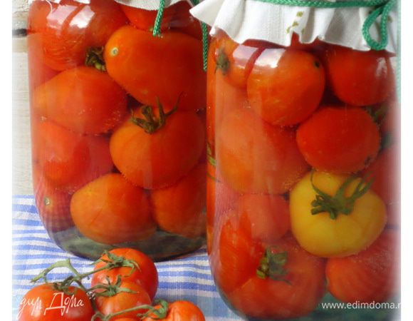 По прошествии 30 минут банки вынуть из емкости и закатать крышки. Перевернуть банки вверх дном, остудить в таком положении. После убрать на хранение. Консервированные помидоры должны настояться не менее 30 дней. 
Приятного!!
