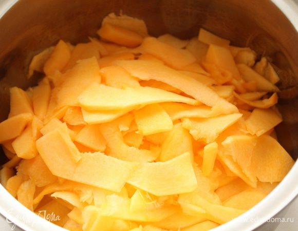 Тыкву почистить и порезать на тонкие ломтики-полоски.