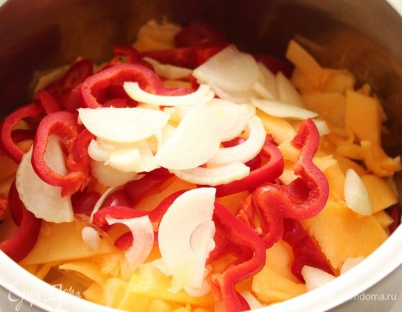 Добавить лук, измельченный чеснок.