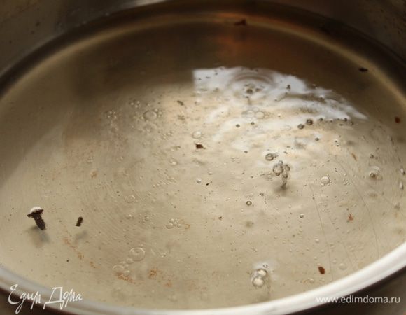 Для маринада в небольшую кастрюлю налить воду, растительное масло, уксус, сахар, соль  и довести до кипения.