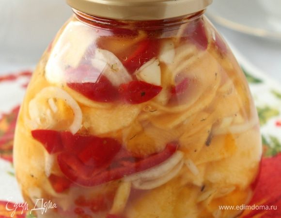 Сложить овощи в подходящую посуду с крышкой и залить подготовленным маринадом.
Залить овощи маринадом. Охладить. Поставить в холодильник на сутки.