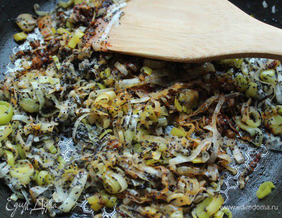 Лук нарезать  тонкими кольцами. Растопить масло в сковороде, положить лук и обжаривать  на медленном огне 10 мин. Лук должен стать прозрачным. В середине процесса добавьте мак. За 2 мин. до готовности – паприку, соль и перец. В некоторых рецептах рекомендуют мак запарить кипятком, а потом истолочь в ступке. В некоторых - обжарить на сухой сковороде. Я ничего с маком делать не стала, а просто добавила к луку.