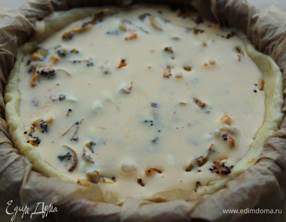 Для заливки смешать яйца и сметану, немного посолить. Залить пирог.