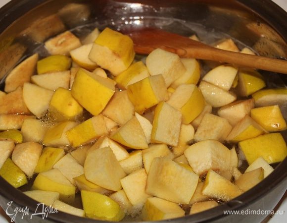 Из сахара и воды сварите сироп и доведите его до кипения. Сахар должен полностью растворится. 
Айву промойте, нарежьте дольками, а затем крупными кубиками.Переложите  айву в кипящий сироп, уменьшите огонь  и варите около 20 минут, пока фрукт не станет мягким и полупрозрачным.