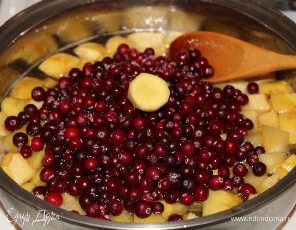 Затем добавьте клюкву и очищенный корень имбиря. Варите еще около 20-30 минут, до густого состояния.Достаньте корень имбиря, варенье перелейте в стерилизованные банки и плотно закройте крышками.