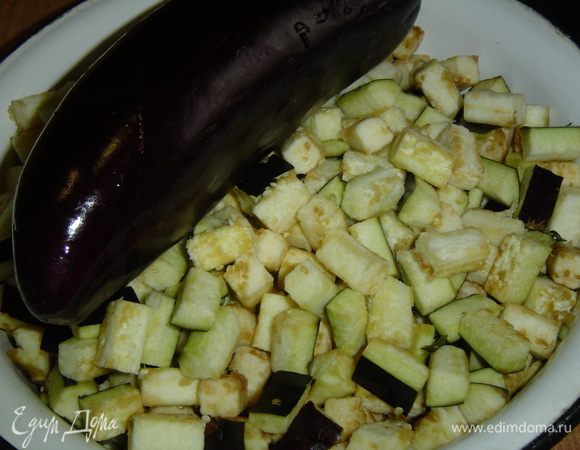 Баклажаны моем, удаляем плодоножки и нарезаем кубиками. 