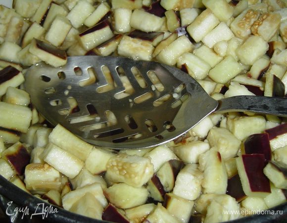 В воду добавляем соль, уксус, перемешиваем, доводим до кипения и помещаем баклажаны, даем им покипеть 5 минут. 