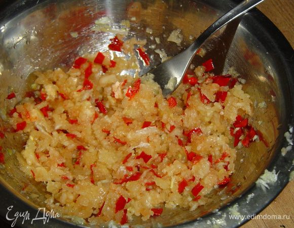 Чеснок очищаем и измельчаем. Перец моем, удаляем плодоножки и семечки и мелко нарезаем. Чеснок и перец смешиваем, слегка сбрызгиваем уксусом и перемешиваем. 