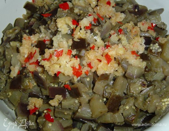 К горячим баклажанам добавляем чесночно-перечную смесь,