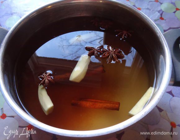 Все ингредиенты для сиропа (кроме груш и шафрана) отмерить и поместить в кастрюльку. Поставить на огонь.


