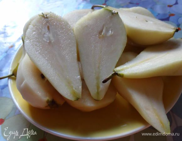 Почистить груши и разрезать их пополам. Можно немного сбрызнуть соком лимона, чтобы они не потемнели, пока ждут своей очереди.