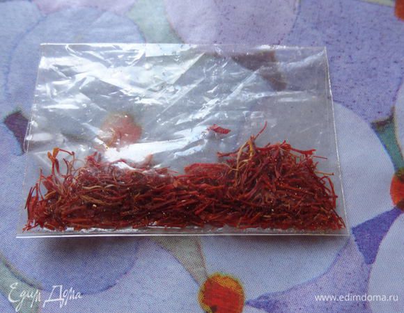 Когда сироп станет горячим, в небольшом количестве воды из-под сиропа развести шафран и добавить в кастрюлю.