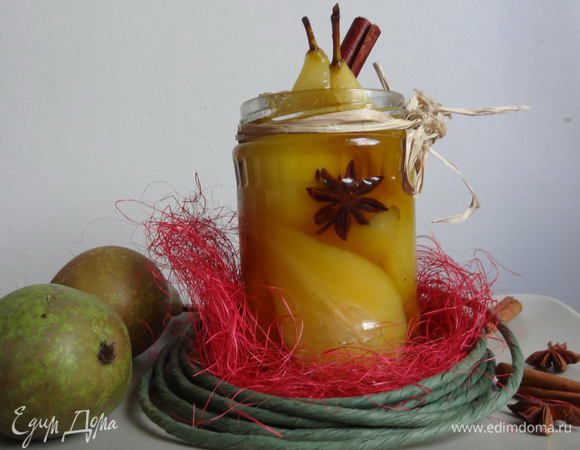 Положить груши в банки, залить сиропом и дать настояться им в холодильнике до следующего дня.
Хранить в холодильнике.

У меня из указанного количества ингредиентов получилось 2 баночки груш, каждая примерно по 0,5 л.