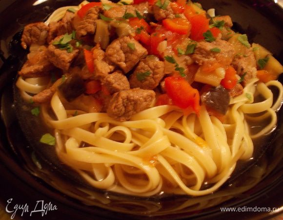 Выложите на тарелку лапшу и щедро полейте мясной подливкой. Посыпьте зеленью и подавайте. Приятного аппетита!