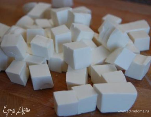  Сыр нарезать небольшими кубиками.