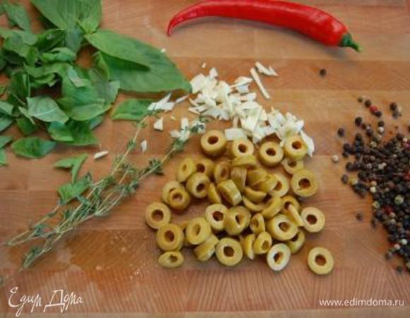 Базилик порвать руками, чеснок –  нарезать тонкими пластинками, оливки – кружочками.