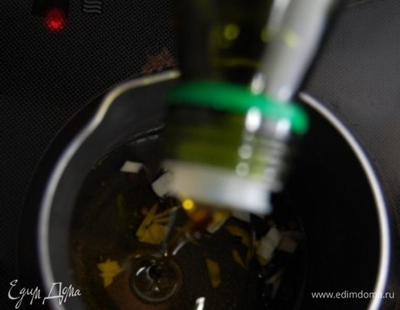 В неглубокую посуду  положить немного резанного чеснока, 0,5 ч.л. перца. Вылить оливковое масло и прогреть. Не кипятить, но при этом масло должно быть горячим. Посолить.