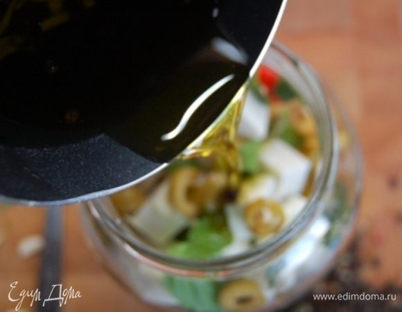 Заливаем горячим оливковым маслом, закрываем крышкой. Остудить до комнатной температуры, затем убрать в холодильник минимум на день. Я обычно 2 дня держу в холодильнике. Хранить не более недели (о дальнейшем поведении сыра в маринаде мне ничего не известно)