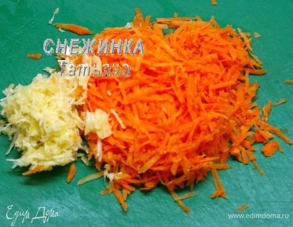 За это время чистим морковь и чеснок. Морковь натираем на крупной тёрке, чеснок пропускаем через пресс или можно натереть на мелкой тёрке.