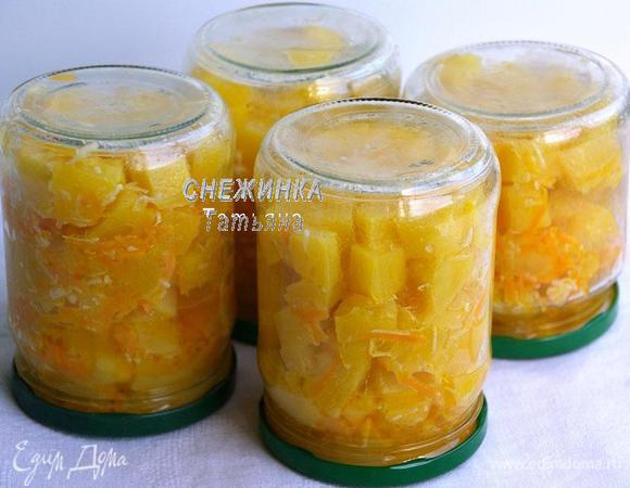 Раскладываем кабачки по стерилизованным баночкам, закатываем стерилизованными крышками. Переворачиваем вверх дном, укутываем в плед и оставляем в таком положении до полного остывания.