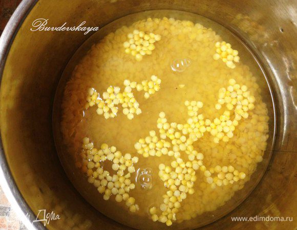 Чечевицу промыть до прозрачной воды, положить в кастрюлю, залить питьевой водой. Варить до готовности, примерно 30 минут.