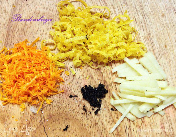 Имбирь очистить и нарезать брусочками, вычистить семена ванили  и подготовить цедру. Выложить в кастрюлю к чечевице, добавить сахарный песок и лимонный сок. Тщательно перемешать и  варить минут 15. Оставить настаиваться 6 часов (или на ночь).