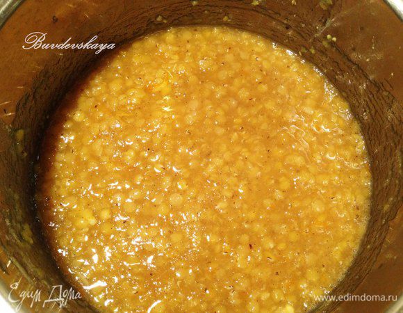 Поставить кастрюлю на огонь и довести до кипения, постоянно помешивая.