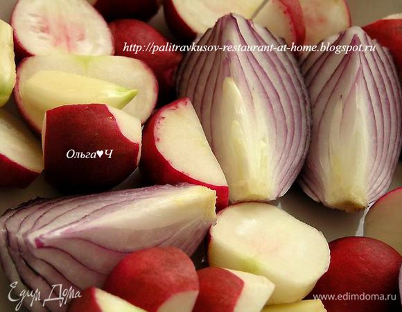 Промыть, очистить и крупно нарезать овощи.