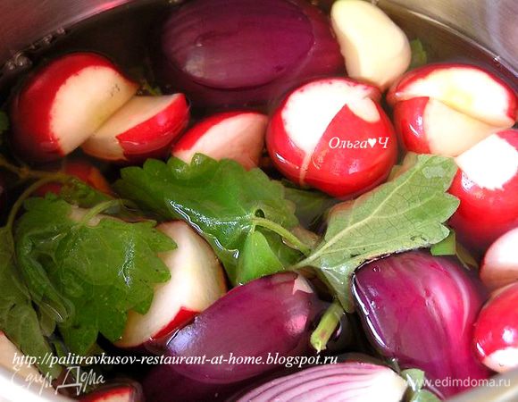 Добавить веточки мяты и подготовленные овощи, снова довести до кипения (не кипятить!), снять пенку, откинуть овощи на дуршлаг. Маринад поддерживать при 80*С на маленьком огне.