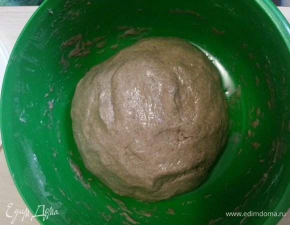 Из всех ингредиентов замешиваем тесто. Оно будет липким, т.к. большое содержание ржаной ц/з муки, чем дольше вы будете мешать, тем больше оно будет липнуть к рукам. Поэтому после вымешивания смазываю руки подсолнечным маслом и формирую из теста шар. Оставляем на 1 час.