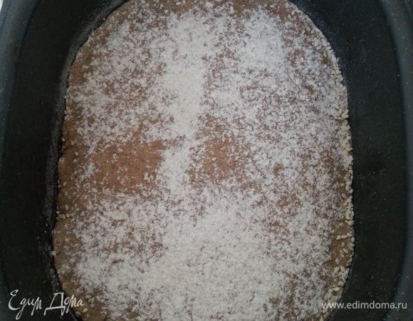 Перекладываем в форму для выпечки, посыпаем мукой  и оставляем еще на 1 час для расстойки. Ставим в разогретую до 220С духовку на 10 минут, затем снижаем температуру до 190С и выпекаем еще 35-40 минут. 