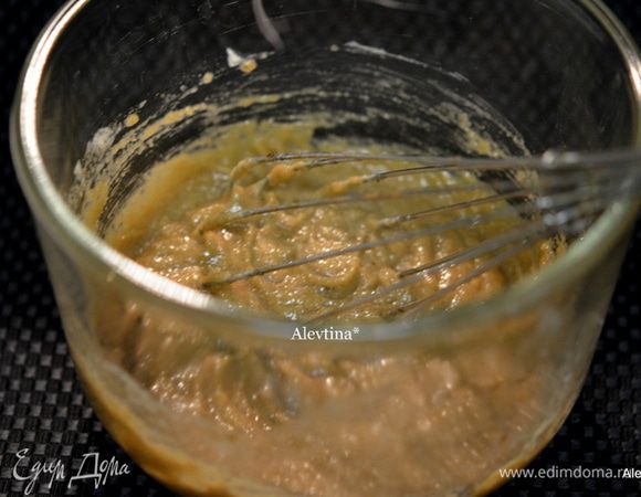 Смешать сахар белый и коричневый с размягченным маслом до мягкого состояния. Добавим воду, ваниль и яйцо. Перемешаем.
