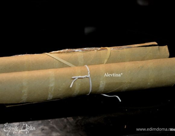 Закрепляем положив тесто в картонные заготовки от бумажных полотенц. Закрепим резинкой. И положим в морозильник на 2 часа.