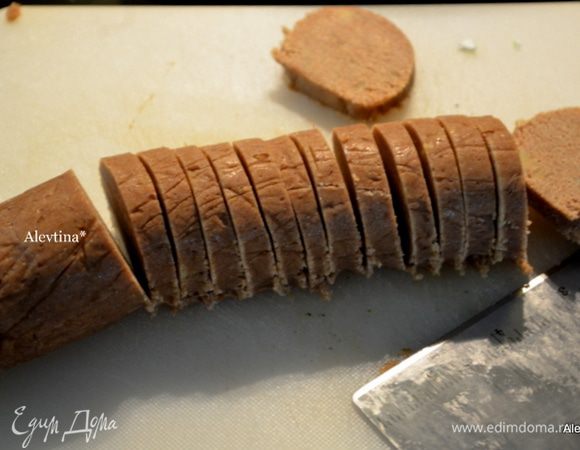 Разогреем духовку до 190 гр. Застелем противни бумагой для выпечки. 
Достанем из холодильника тесто, развернем из пленки и порежем на ровные части.