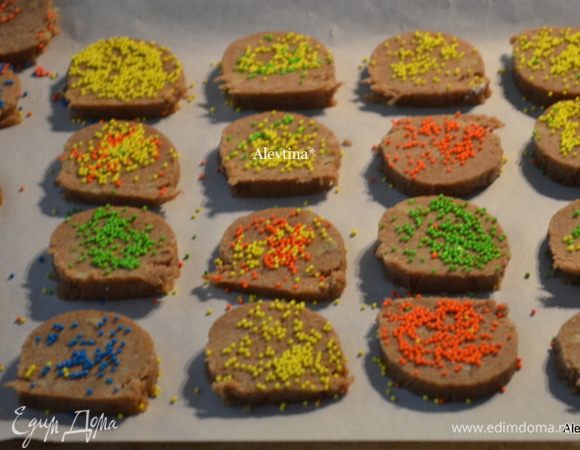 Выложим на противни на расстояние друг от друга оно расплывется при выпечке. Выпекаем примерно 8 -10 мин.
Можно украсить по желанию.