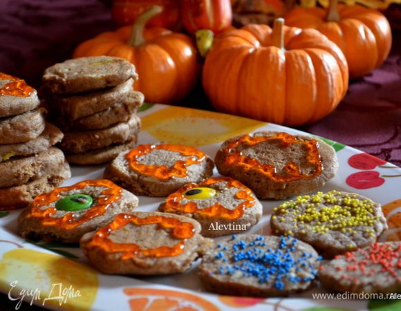 Достанем из духовки и дадим остыть. Горячими не передвигать они быстро ломаются иначе. Как остыли снимаем с противня. Угощаемся.
Печенье готовила в прошлую осень на праздники.