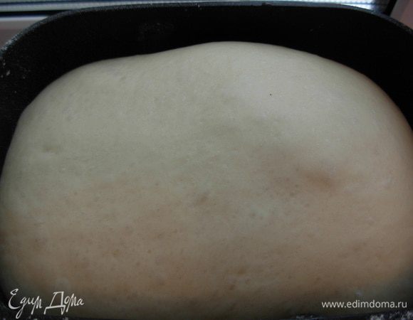 Замешиваем тесто. Я это делаю в хлебопечке, закладываю все продукты, кроме масла, включаю на программу пицца, смотрю какой получается колобок, и в конце замеса кладу сливочное масло. 
Расстаиваю 2 часа, за это время 2 раза обминаю тесто.
