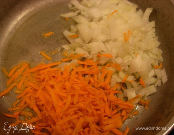 Пока тесто подходит. Готовлю начинку. Лук режу, морковь тру на терке. Обжариваю на оливк. масле.
