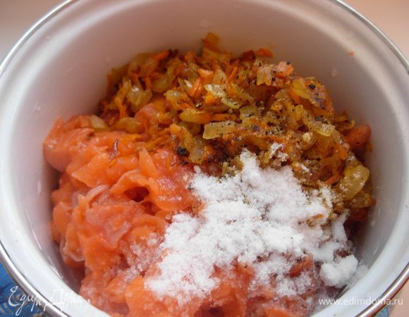 Чищу рыбу: удаляю кости, срезаю мякоть с кожи (кожу в начинку не кладу), нарезаю кусочками.
Соединяю рыбу и овощи, перчу, солю, перемешиваю.