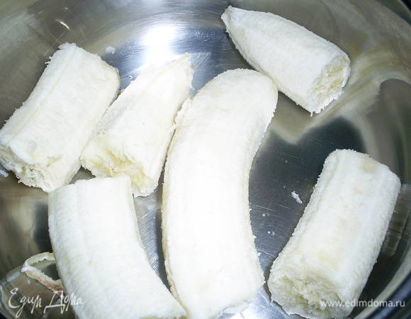 Чистим бананы. Можно переспавшие, но не темные внутри.