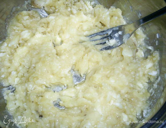 Бананы размять вилкой в пюре,