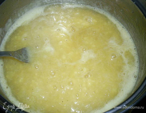 На среднем огне варим 5 минут от закипания, постоянно помешивая.