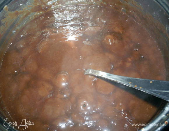 Кипятим еще минуты 3. Сразу же переливаем в сухую чистую банку и закрываем крышкой.
