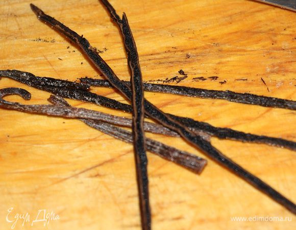 Разрезаем палочки ванили вдоль пополам.