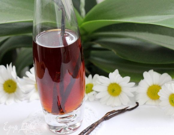 Со временем жидкость начнет темнеть и насыщаться ароматом ванили. По прошествии указанного времени экстракт готов, палочки ванили можно извлечь и поместить в банку с сахаром, для его ароматизации.