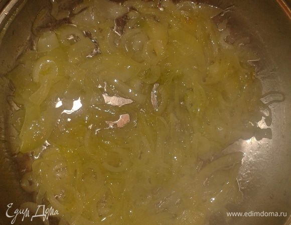 Лук порезать и потушить на подсолнечном масле на сковородке.