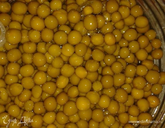 В салатницу положить горошек консервированный.