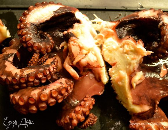 Когда осьминог остынет до такого состояния, что Вам будет удобно взять его руками, не обжигаясь, подготовить пустую пластиковую бутылку из под воды (именно круглой формы, не квадратной!) Разрезать бутылку пополам. В дне сделать небольшие отверстия. Осьминога достать из воды и дать стечь лишней жидкости. Разрезать его на несколько достаточно крупных частей (можно и не резать и постараться поместить его в бутылке целиком, я предпочитаю разрезать) 
