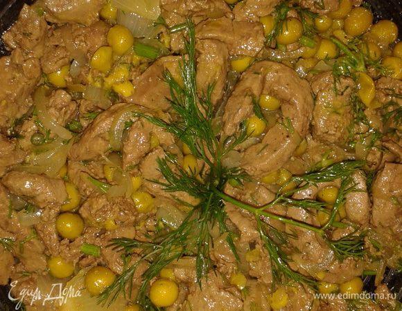 Лук, печенку, горошек выкладываем в салатник, добавляем соль, перец, зелень. Все необходимо перемешать. Приятного аппетита!!!